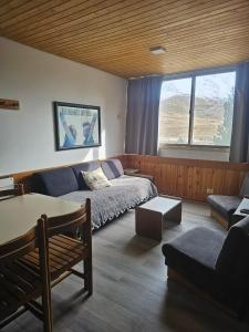 a living room with a bed and a couch at Depto 7 personas - Edificio Cirrus in Las Lenas