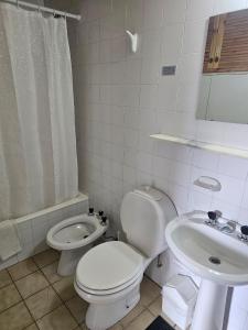 a bathroom with a toilet and a sink at Depto 7 personas - Edificio Cirrus in Las Lenas