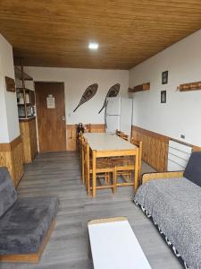 a room with a table and chairs and a bed at Depto 7 personas - Edificio Cirrus in Las Lenas