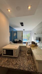 a living room with a microwave and a couch at 9 de Julio Park Suites in San Miguel de Tucumán