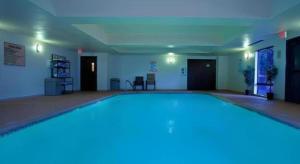 a large swimming pool in a large room at Flagstaff Hotel in Flagstaff