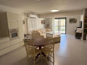 a kitchen and living room with a table and chairs at סוויטות שריתא in Shomera