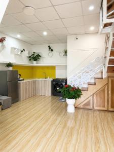 an empty room with a staircase in a room at Lakshmi 2BR House Da Lat in Ấp Phước Thánh