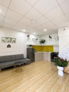 a living room with a couch and a kitchen at Lakshmi 2BR House Da Lat in Ấp Phước Thánh