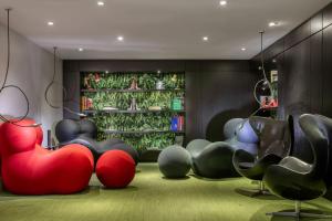a room with a bunch of chairs in a room at Meliá Paulista in São Paulo +82 photos