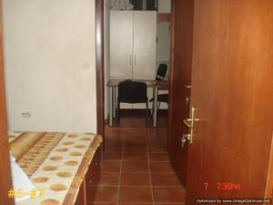 um corredor com um quarto com uma mesa e uma porta em Apartments Dan Dar em Nov Dojran