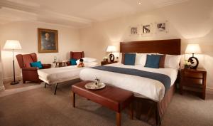 Cama ou camas em um quarto em The Royal Horseguards Hotel, London