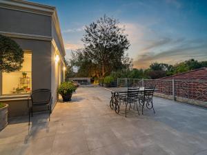 a patio with chairs and a table on a patio at Via Bella Vista in Wangaratta +2 photos