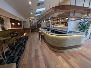 eine Bar in einem Restaurant mit Tischen und Stühlen in der Unterkunft Fed Hotel in Semaphore