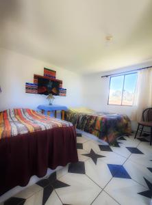 a bedroom with two beds and a window at Lodge & Camping Suma Samawi in Copacabana