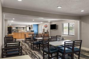 a dining room with a table and chairs at Baymont by Wyndham Columbia, MO in Columbia