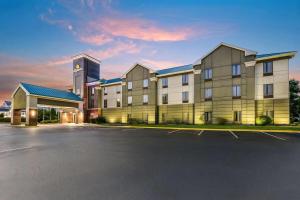a building with a parking lot in front of it at La Quinta Inn & Suites by Wyndham Louisville East in Louisville
