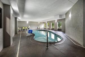 a pool in the middle of a building at La Quinta Inn & Suites by Wyndham Louisville East in Louisville