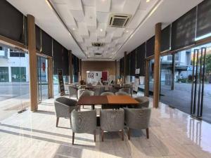 a lobby with a table and chairs in a building at Axis Residences Apartment in Phumĭ Prêk Chrey