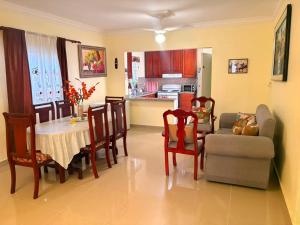 a kitchen and living room with a table and a couch at Casa brisa del caribe in Juan López