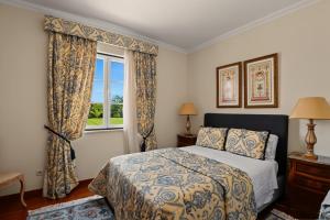 a bedroom with a bed and a window at Rocha's House - Setúbal in Setubal +33 photos