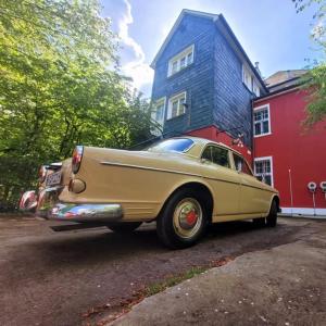 an old car parked in front of a building at Get-your-flat - Wohnen im Eulenturm tiny owl-house - naturnah & einzigartig - 60 m2 - Haustier auf Anfrage OG1 in Hagen +12 photos