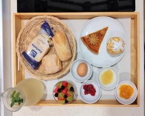 a tray with a basket of bread and other food at I grilli b&b in Baone