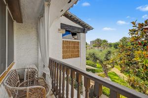 a balcony with chairs and a view of a yard at Casa Del Sol in Calafell