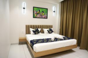 a bedroom with a large bed in a room at Hotel Ellora Pride in Ellora