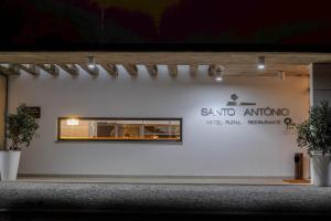 a white wall with a santiago sign on it at Hotel Rural Santo Antonio in Arronches