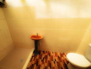 a bathroom with a toilet and a sink at Lodge & Camping Suma Samawi in Copacabana