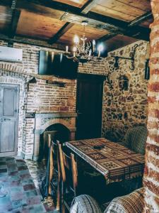 エル・ペドロソにあるEl Prado 11 Casa Ruralの石造りの部屋(テーブル、暖炉付)