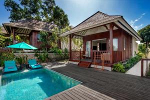 a house with a swimming pool and a gazebo at Emana Aruna in Toyapakeh