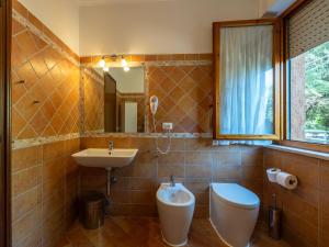 ein Badezimmer mit Toilette und Waschbecken in der Unterkunft Da Milena in Fonteblanda + 59 Fotos
