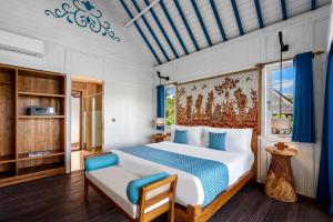 a bedroom with a large bed and a couch at Emana Aruna in Toyapakeh