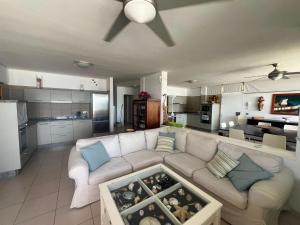 a living room with a couch and a kitchen at Casa Médano 12 in El Médano +10 photos