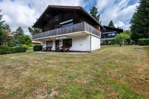 a large yard in front of a house at Ferienwohnung Bayerwald in Arrach