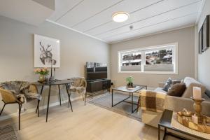 a living room with a couch and a table at Spåtind Fjellhotell in Nord Torpa