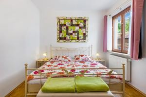 a bedroom with a bed with a green pillow on it at Untermühle Horchheim in Worms