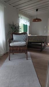 a living room with a couch and a piano at En mysig liten Stuga nära naturen och havet in Västlax