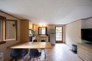 a kitchen with a table and chairs in a room at Duplex Très Calme in Meria