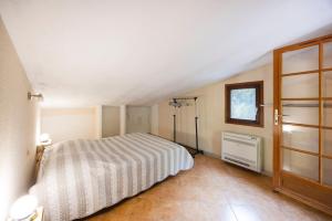 a bedroom with a bed and a window at Duplex Très Calme in Meria