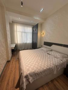 a bedroom with a large bed in a room at Huzur tapacaginiz ev in Sumqayıt