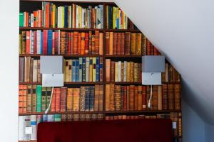 a book shelf filled with lots of books at Karmeliterhof Studios & Suites in Boppard