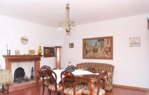 una sala da pranzo con tavolo, sedie e camino di Villa Gioia a Montelaterone