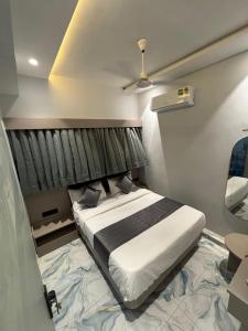 a bedroom with a bed in a room at Hotel Prime Gold in Ahmedabad