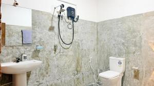 ein Badezimmer mit Dusche, Toilette und Waschbecken in der Unterkunft Clove Nest Ella in Ella