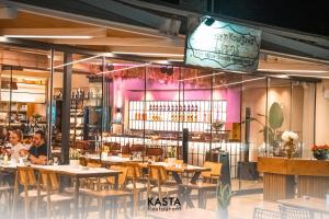 ein Restaurant mit Tischen und Stühlen und einer Bar in der Unterkunft Kasta Beach Hotel in Ofrynio