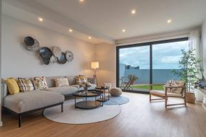 a living room with a couch and a table at Isaq Villa in Santa Cruz in Gaula