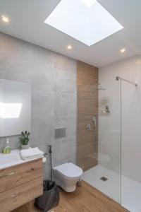 a bathroom with a toilet and a shower at Isaq Villa in Santa Cruz in Gaula +26 photos