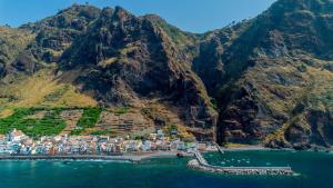 a village on the shore of a mountain at Casa da Telvina in Paul do Mar