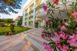 un edificio con fiori rosa davanti di Mera Brise a Mangalia