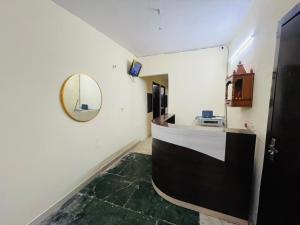 ein Badezimmer mit Spiegel und Ablagefläche in der Unterkunft Hotel Blueberry - Noida sector 34 Metro in Noida