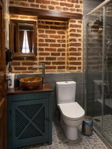 a bathroom with a toilet and a glass shower at Taş Avlu Konaklama Tesisi in Diyarbakır +22 photos