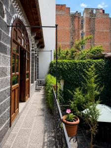 a walkway with potted plants next to a building at Taş Avlu Konaklama Tesisi in Diyarbakır